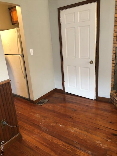 8304 Arlis St, Commerce Township, MI 48382 - photo 6