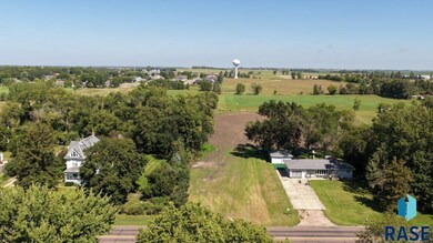 1334 NE 4th St, Madison, SD 57042 - photo 5