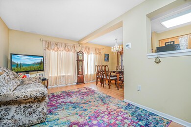 (6) LIVING ROOM