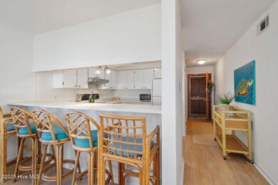 Kitchen w/ peninsula seating