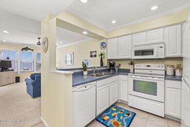 Kitchen w/ bar seating