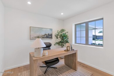 4048 E Coolidge St-large-005-035-TOD9225
