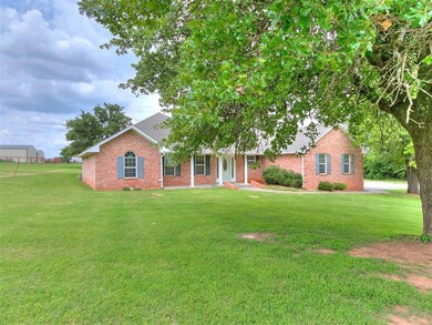 View of front facade featuring a front lawn