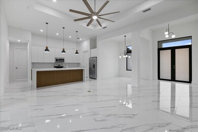 Kitchen with a large island with sink, pendant lig