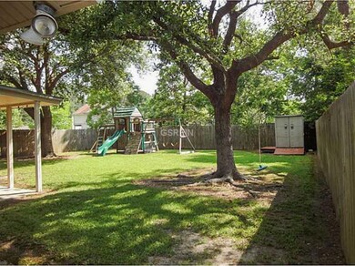 Photo. Just look at those beautiful live oaks! Lar