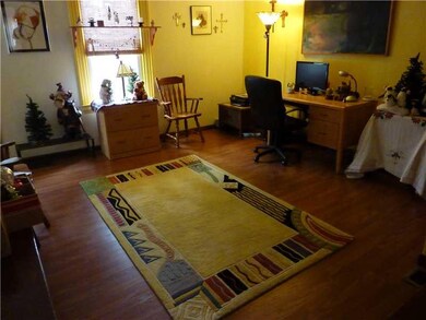Living Room. VERSATILE LIVNG ROOM SPACE - GLISTENI