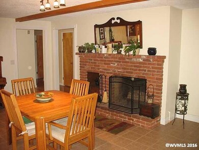 Two sided Living/Family.  Gas lighter for starting
