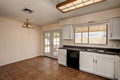 Kitchen & Eating Area