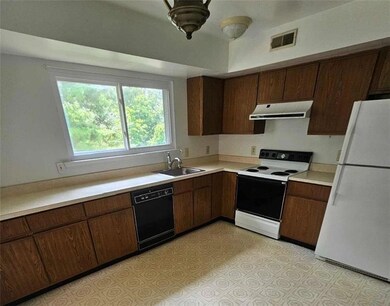 32 Alans Ln, Boyertown, PA 19512 - photo 2
