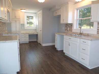 Beautifully updated kitchen with new cabinets, new