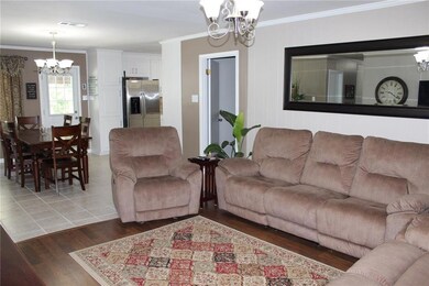 LIVING ROOM: SPACIOUS ROOM