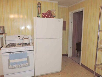 Kitchen. Stove and refrigerator included