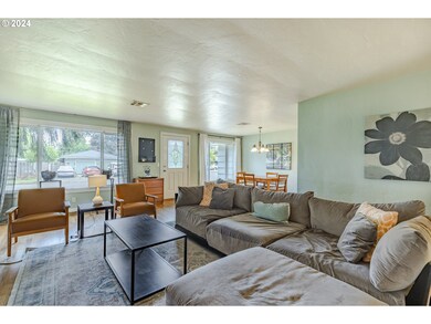 Living Room/Entrance