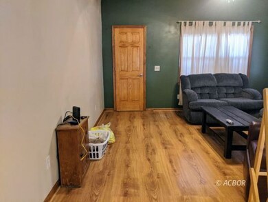 10574 SR 682 living room