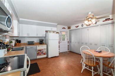 Check out the UNREAL Pantry space on the right! Wall to Wall Pantry!