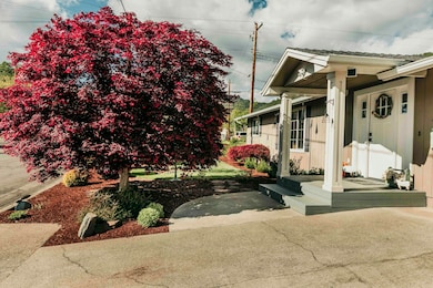 457 NE 12th St, Grants Pass, OR 97526 - photo 2