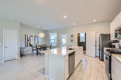 Kitchen with appliances with stainless steel fini