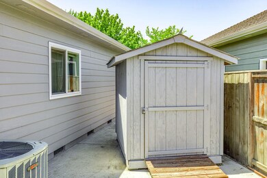 837 Meadowbrook Cir, Central Point, OR 97502 - photo 6