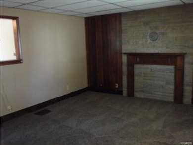 Opening between livingroom and dining room.