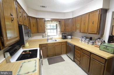 820 Strawberry Ln, Langhorne, PA 19047 - photo 5