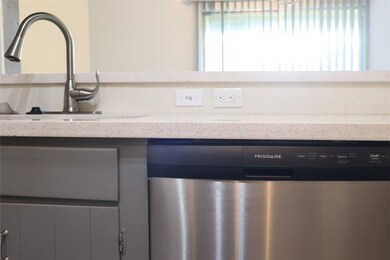 5661 Birchmont Dr unit 5, Houston, TX 77091 - photo 4