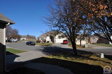 2845 SW Bluestem Dr, Topeka, KS 66614 - photo 4