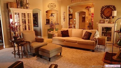 Large living room for entertaining all your guests