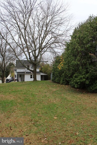 3417 Laurel St, Reading, PA 19605 - photo 4