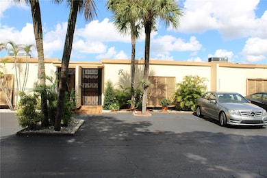 15512 Sharpecroft Dr, Hialeah, FL 33014 - photo 3