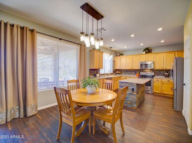 5 - Kitchen and Breakfast