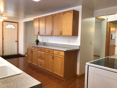 Entrance_foyer_and_kitchen