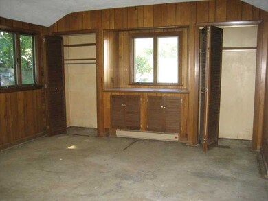 Den/Family/Great Room. Family Room:  Electric Heat