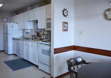 Dining to kitchen