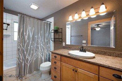 MASTER BATH W/ JETTED TUB