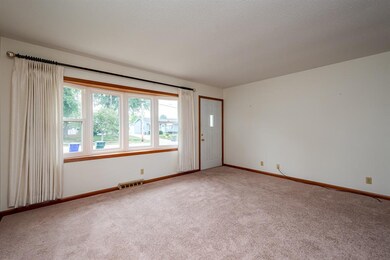 2124 Lauren Dr SW, Cedar Rapids, IA 52404 - photo 5