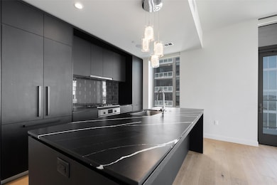 Kitchen with tasteful backsplash, light wood-styl