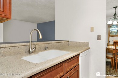 KITCHEN W/BREAKFAST BAR