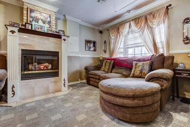 005_Family Room