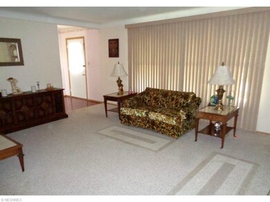 *LOVELY LIVING ROOM WITH NEUTRAL DECOR*