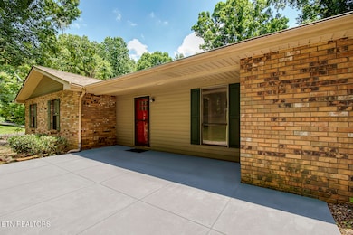 03_LinwoodDrive_311_FrontPatio01