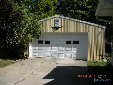 Detached Garage.