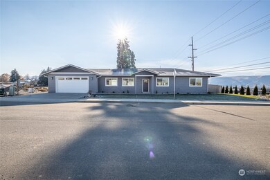 2516 1st St SE, East Wenatchee, WA 98802 - photo 2