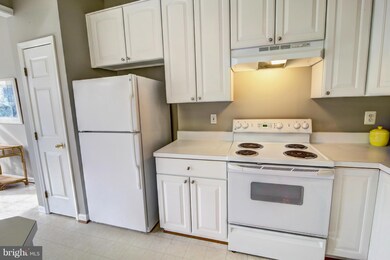 2546 Banshire Dr, Herndon, VA 20171 - photo 6