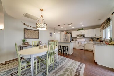 Dining area & kitchen