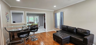 Wood and tile flooring. Piso de madera y Baldosa.