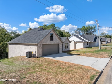 106 Derek Dr, Lexington, TN 38351 - photo 4