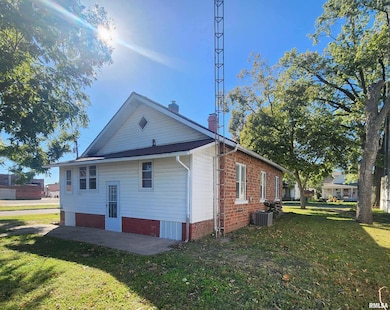 202 N Victor St, Christopher, IL 62822 - photo 4