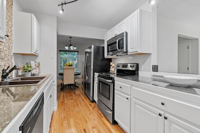 11-web-or-mls-118 River Woods Ln-11.jpg