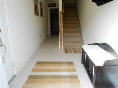 Entry/Foyer.