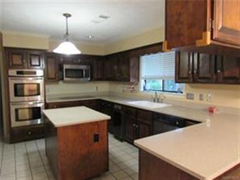 Nice size kitchen with granite counter tops